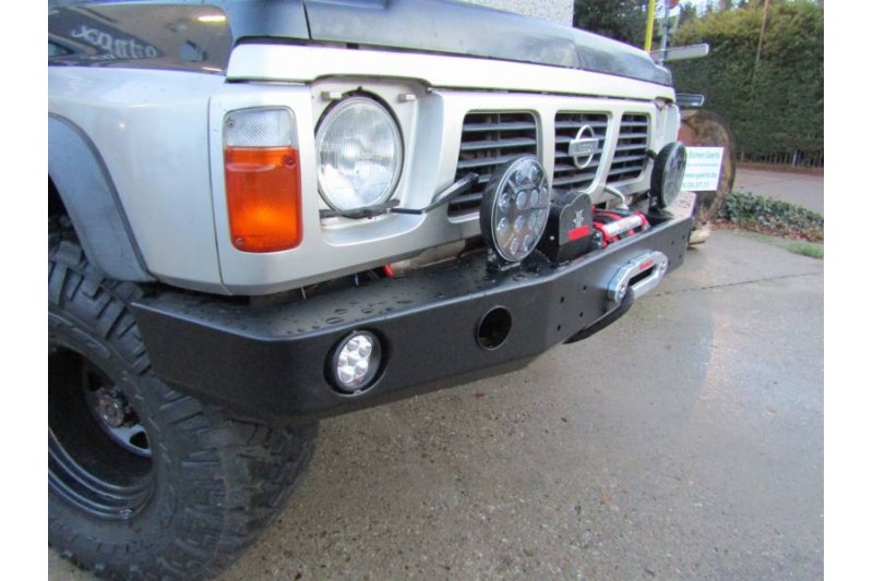 zderzak-przod-bez-bullbara-z-otworami-na-lampy-nissan-patrol-y60